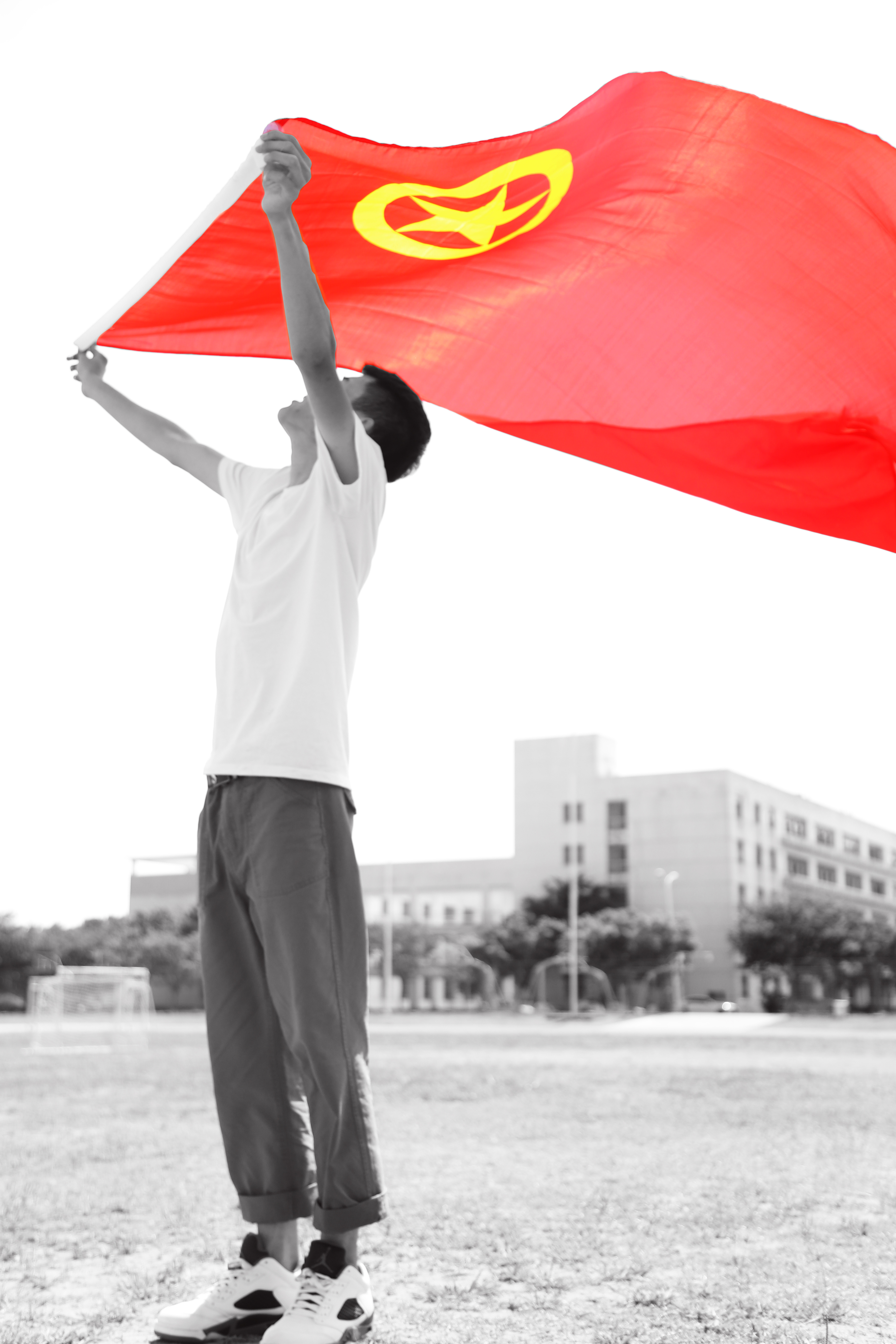 信息工程系开展"我和团旗有个约会"主题团日活动