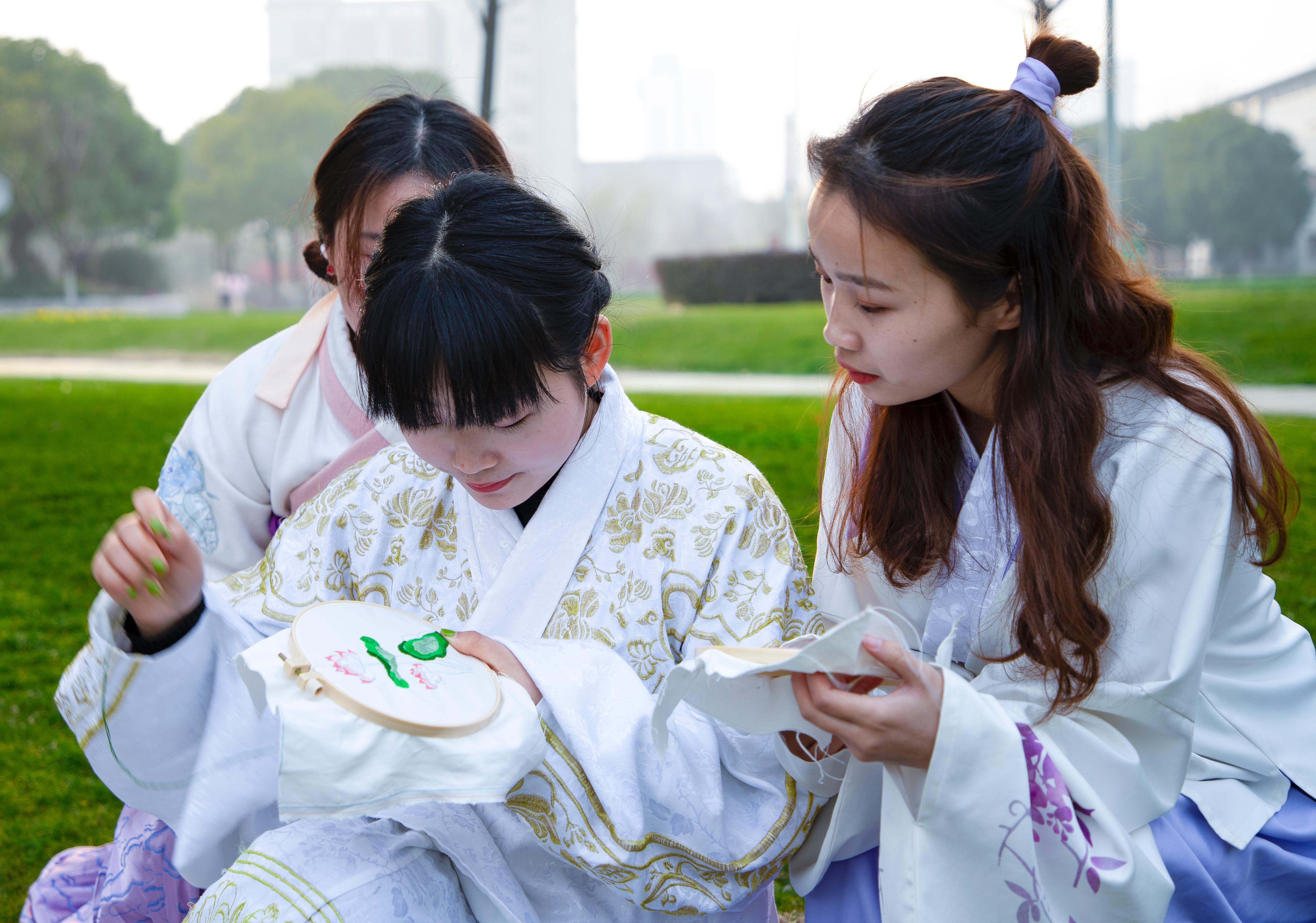 信息工程学院开展传统女红文化体验活动